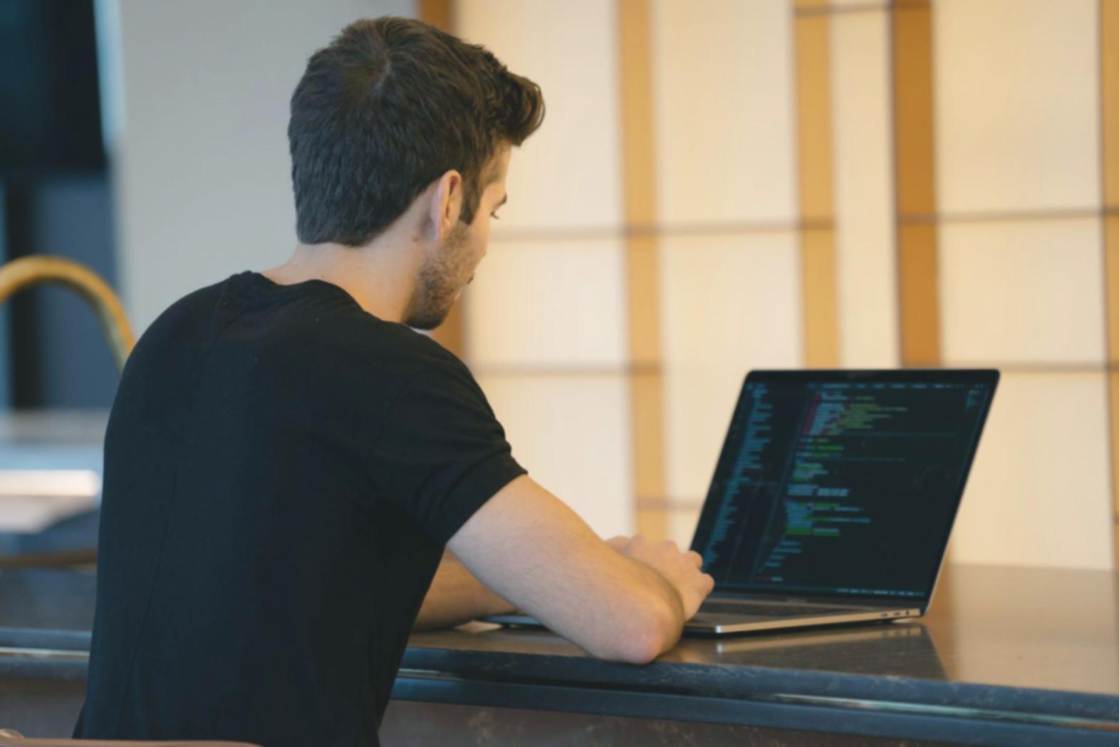 Estudiantes trabajando en análisis financiero durante sesión práctica